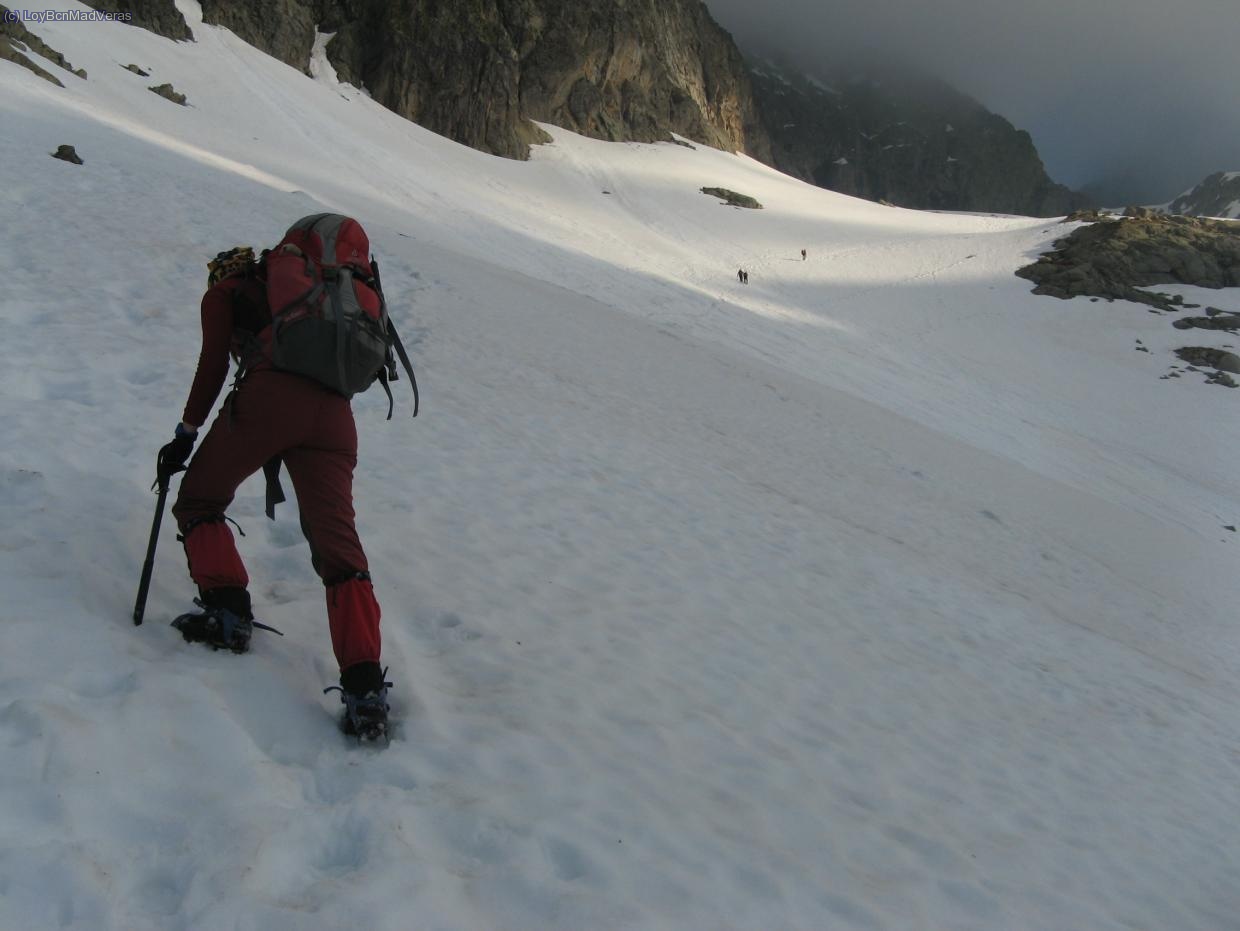 Empieza la nieve continua, al fondo hay un poco de niebla, pero confiamos que levantar&aacute;