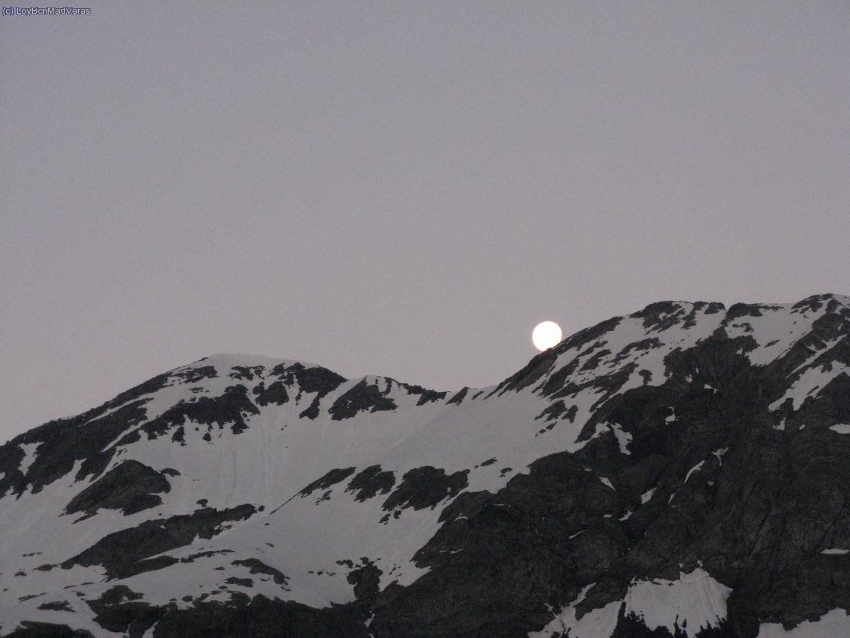 La luna se esocnde tras las monta&ntilde;as, en su carrera para que no la atrape el sol