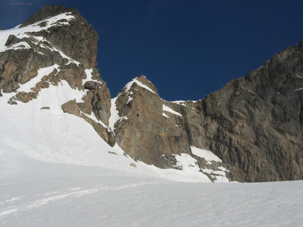 Ya vemos la brecha Latour y como su trepada final esta cubierta de nieve.