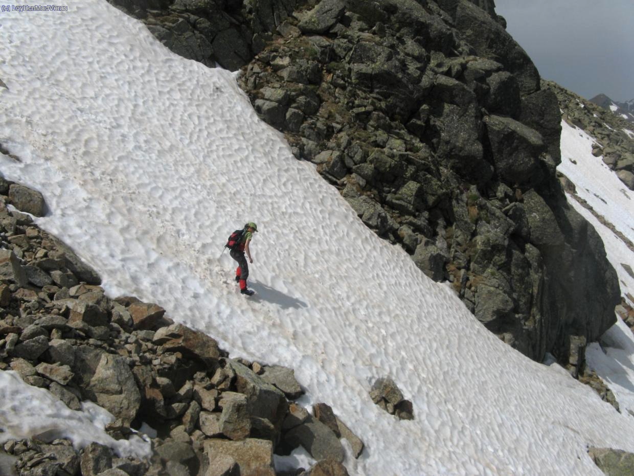 Descenso por la pala de nieve