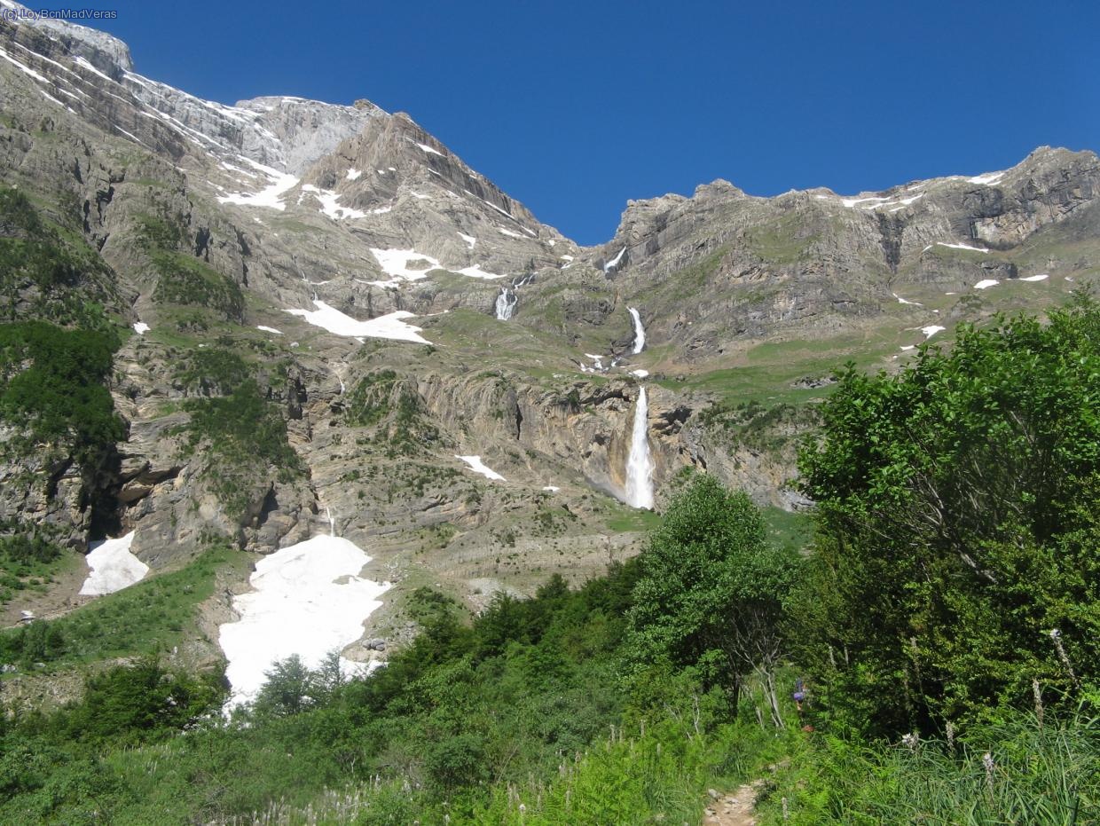 Impresionante muralla del Balcón de Pineta