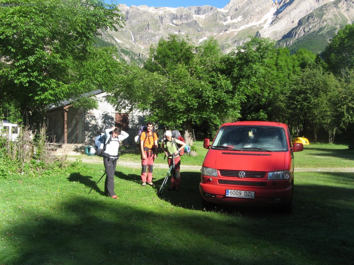 Sábado por la mañana, nos cargamos los mochilotes y para arriba.
Alba, Manu y LoyBcn.
