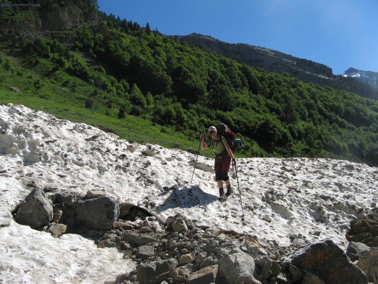 Para llegar hay que superar algún nevero provocado por los aludes