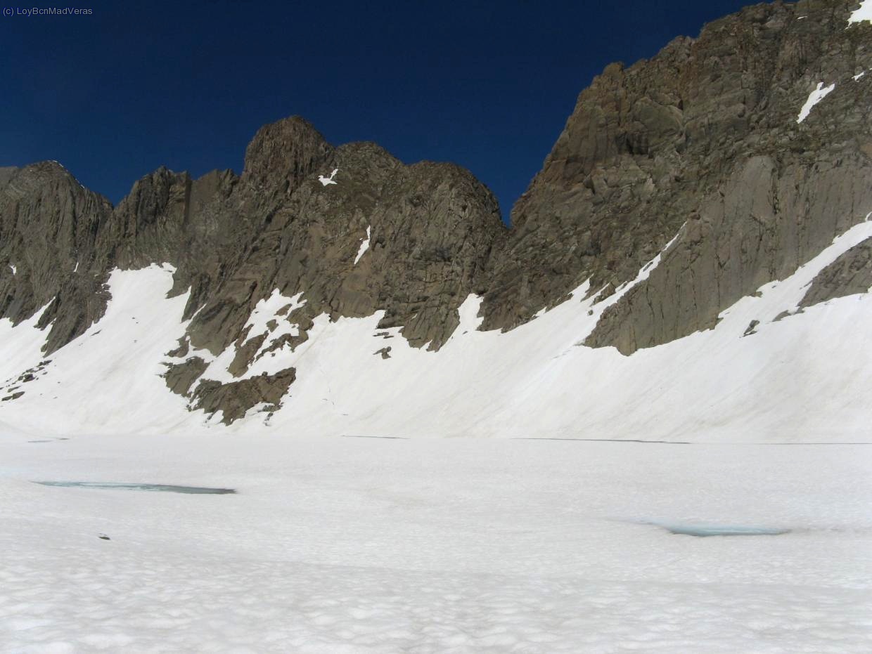 Brecha de Tucarroya, el lago de Marboré aun está helado y cubierto de nieve