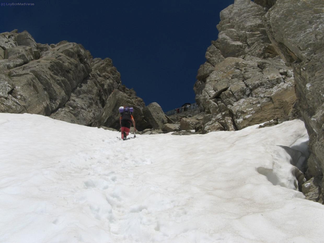 Manolito llegando al refugio, que subida más dura.