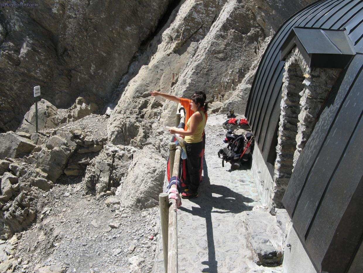 Manu le muestra a Alba la vía para el día siguiente