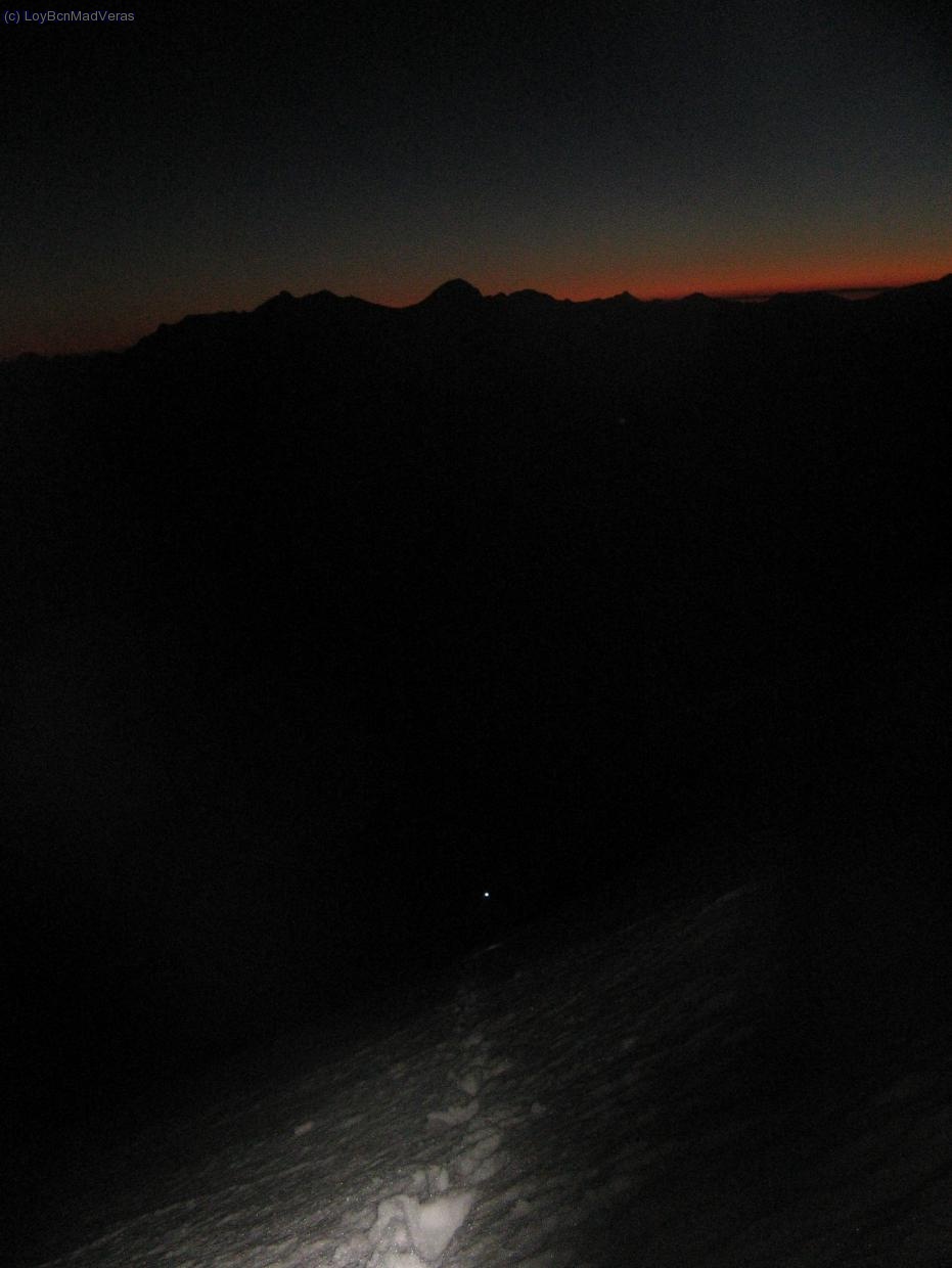 A la salida del primer corredor se ven ya al fondo las primera luces del día