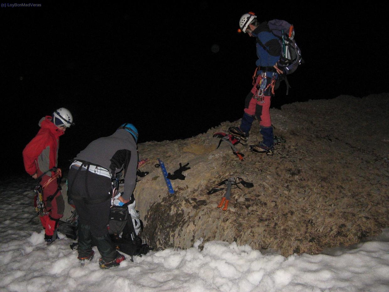 Domingo de madrugada, nos preparamos los trastos antes de llegar a la pared. Loybcn, Alba y Manu