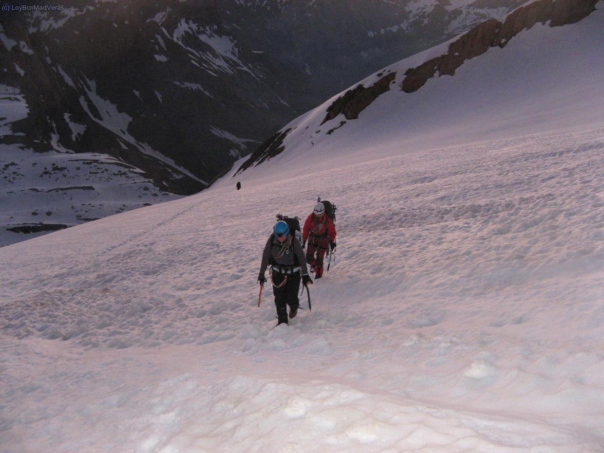 Alba y Loybcn en el primer glaciar, al fondo se ve a Oriolalemany ;)