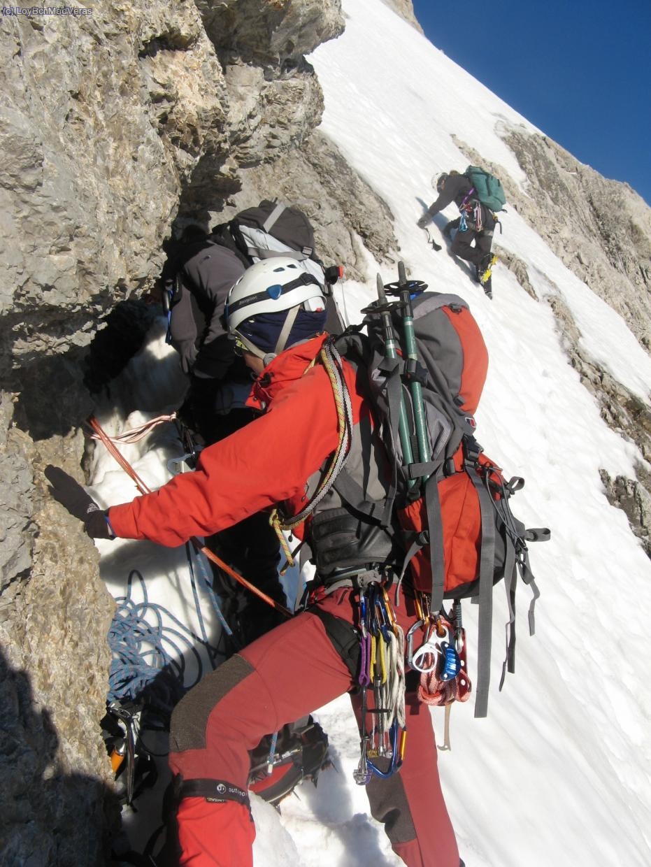 Loybcn y Alba preparando su reunión para afrontar el resalte. Detrás se ve un escalador subiendo por la pala de la derecha que permitía evitar el resalte rocoso