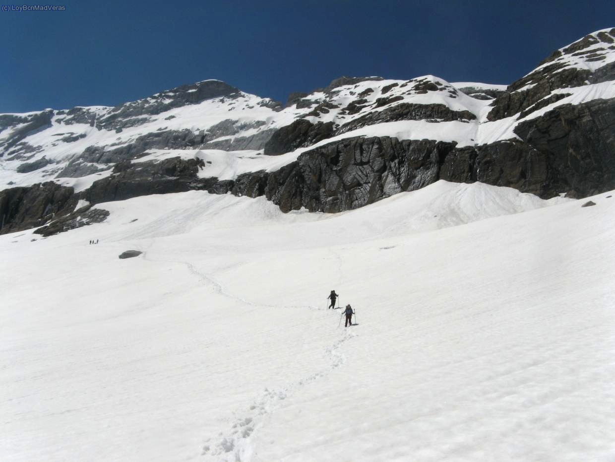 Descenso por las palas hacia el refugio Tucarroya