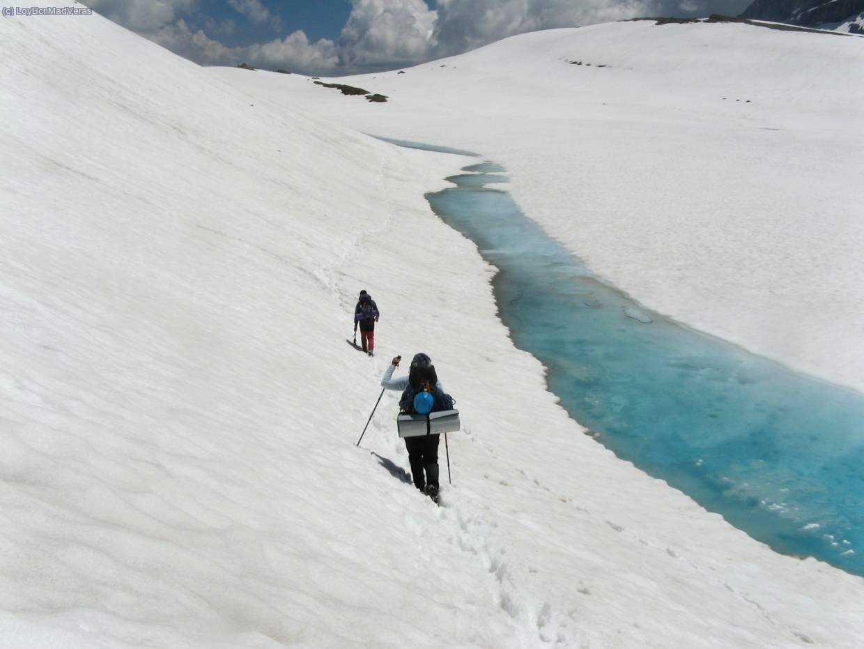 De regreso, bordeando el lago