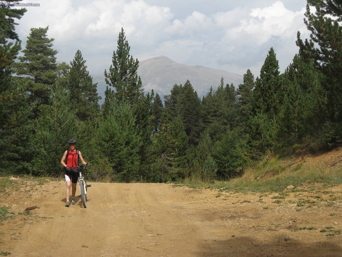 ... y acabamos bajando de la bici. Al fondo vemos la Tossa d