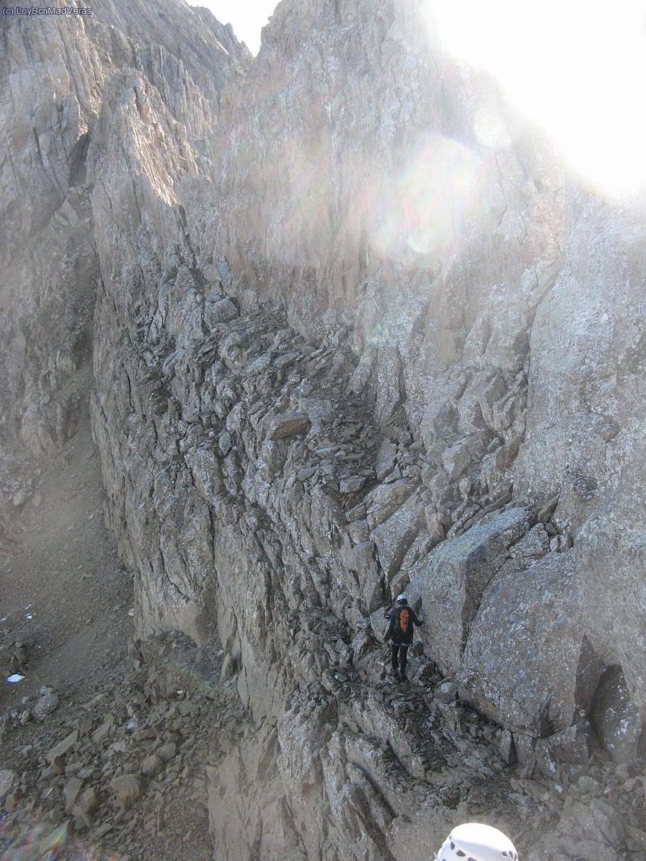 Hay que seguri esta faja, con piedra muy desecha para llagar a la brecha