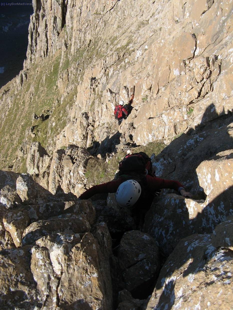 Treepando por una canal para volver al filo