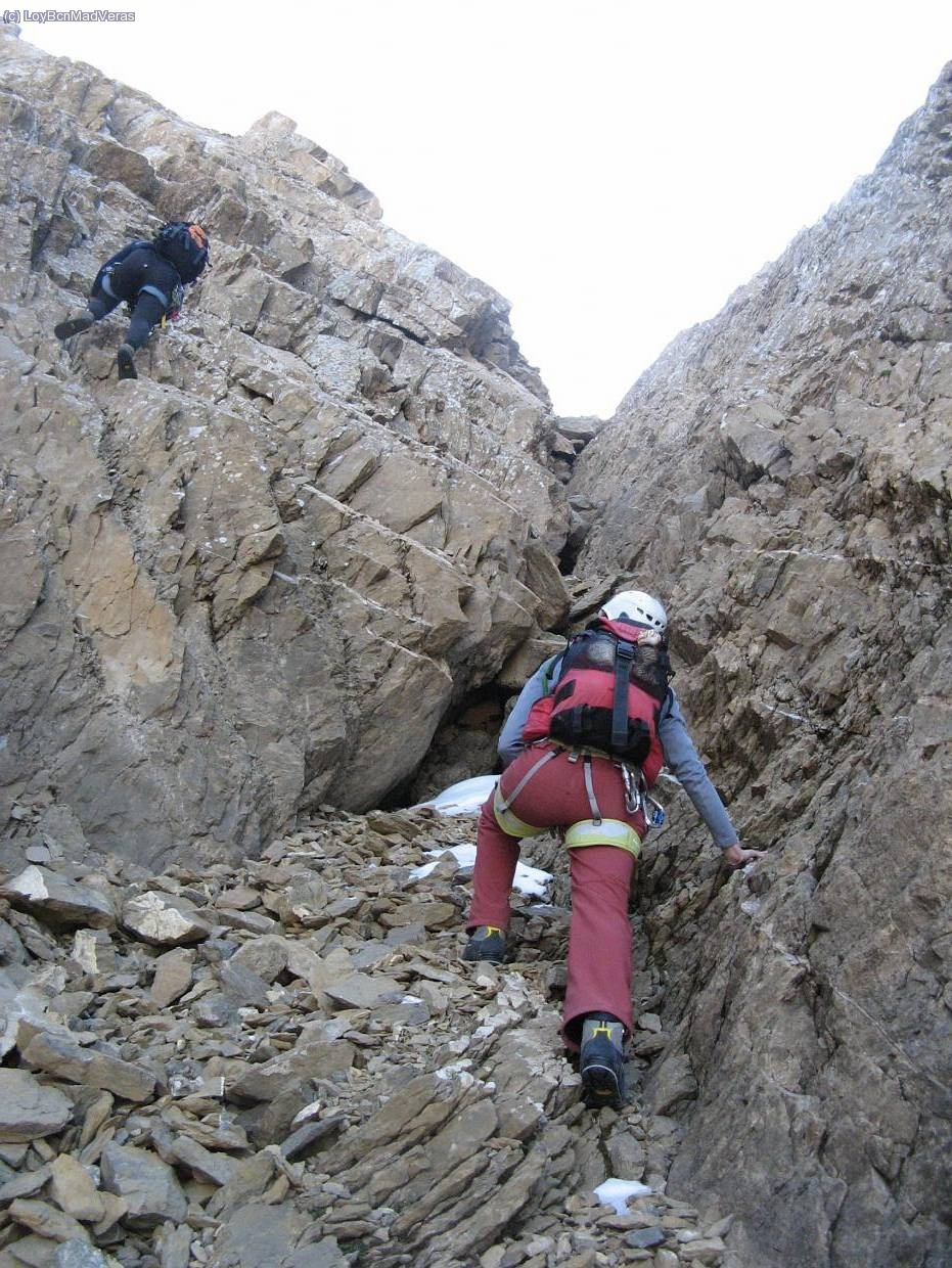 Trepamos por un sistema de canales con roca muy desecha