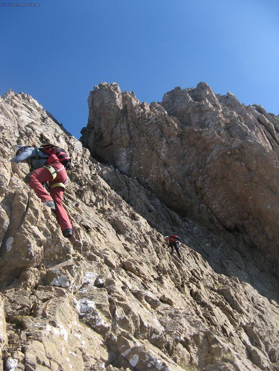 Trepando direccion a la brecha que se ve al fondo, para pasar al otro lado