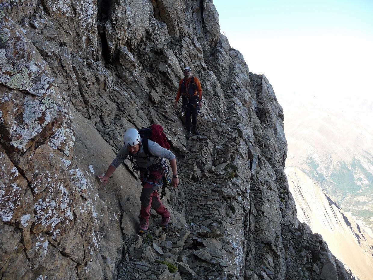 En el otro lado de nuevo hay que seguir una faja muy descompuesta