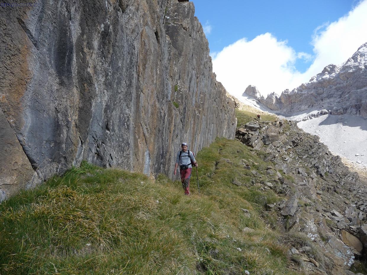 Ahora toca flanquear por esta faja para no tener que bajar hasta el fondo del valle