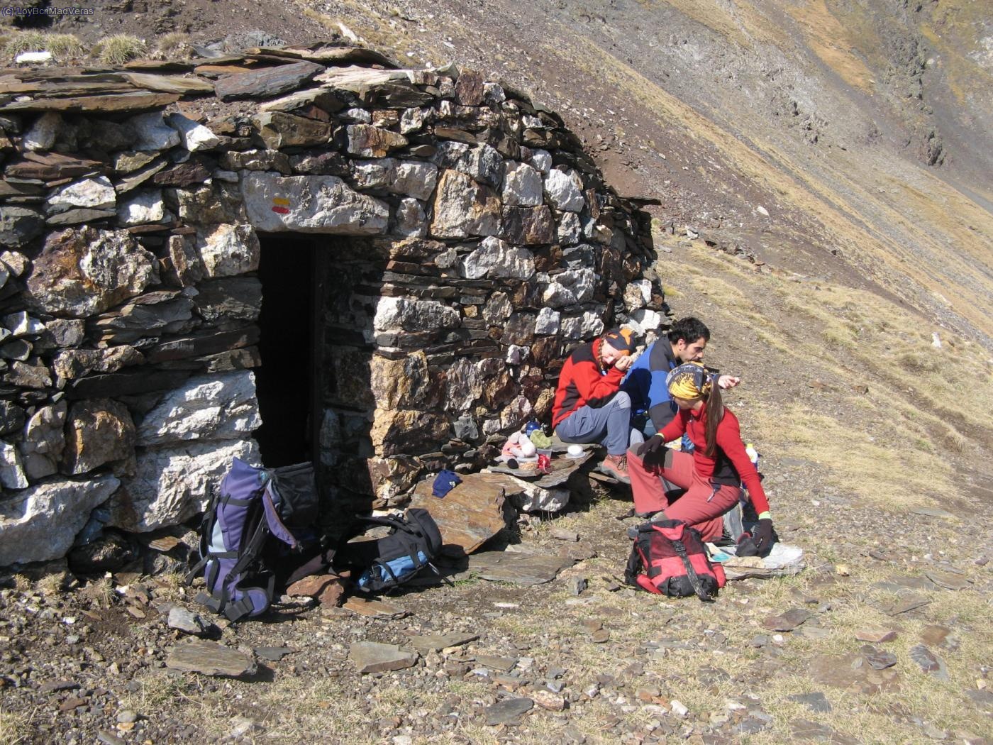 Caba&ntilde;a de piedra que hay a pocos metros de llegar al collado