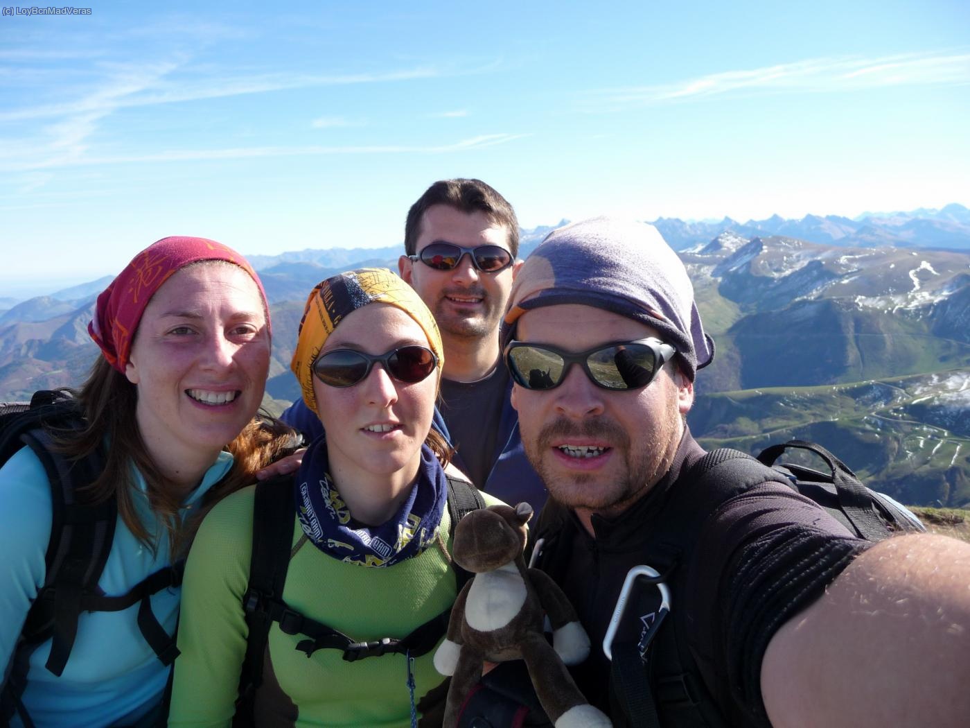 ABT en la primera antecima... que parece m&aacute;s alta que la cima.
Eowyn, Loybcn, Dave y Madveras