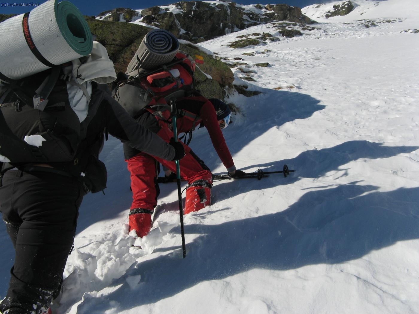En las zonas donde el viento ha acumulado nieve el avance se hace muy penoso.