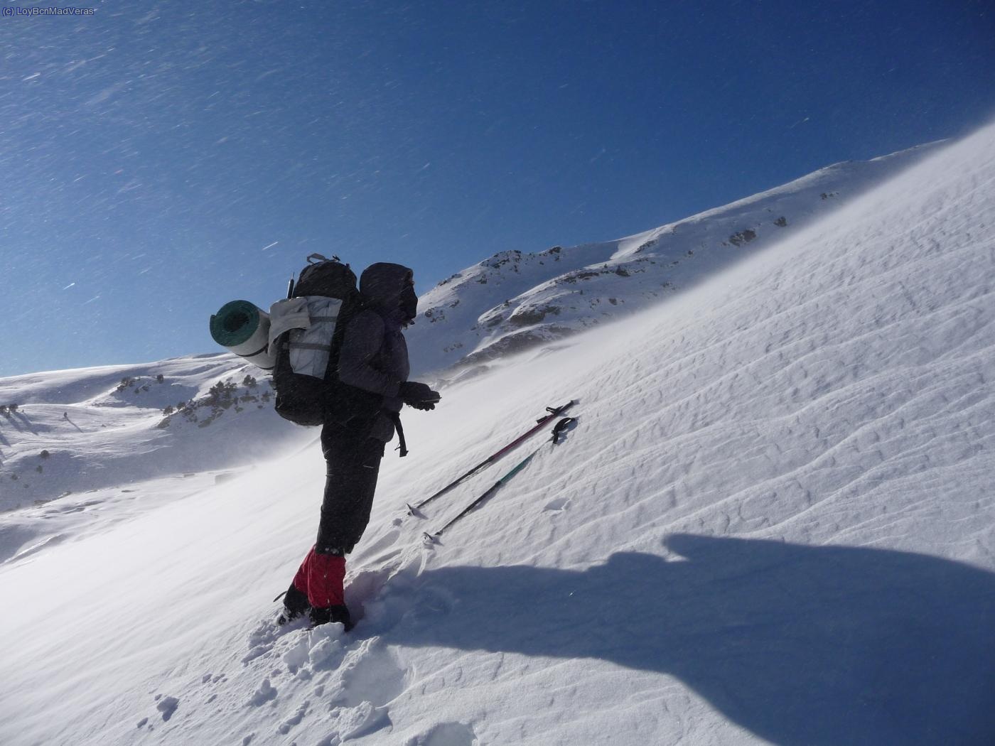 El viento es fuerte y nos lanza nieve constantemente