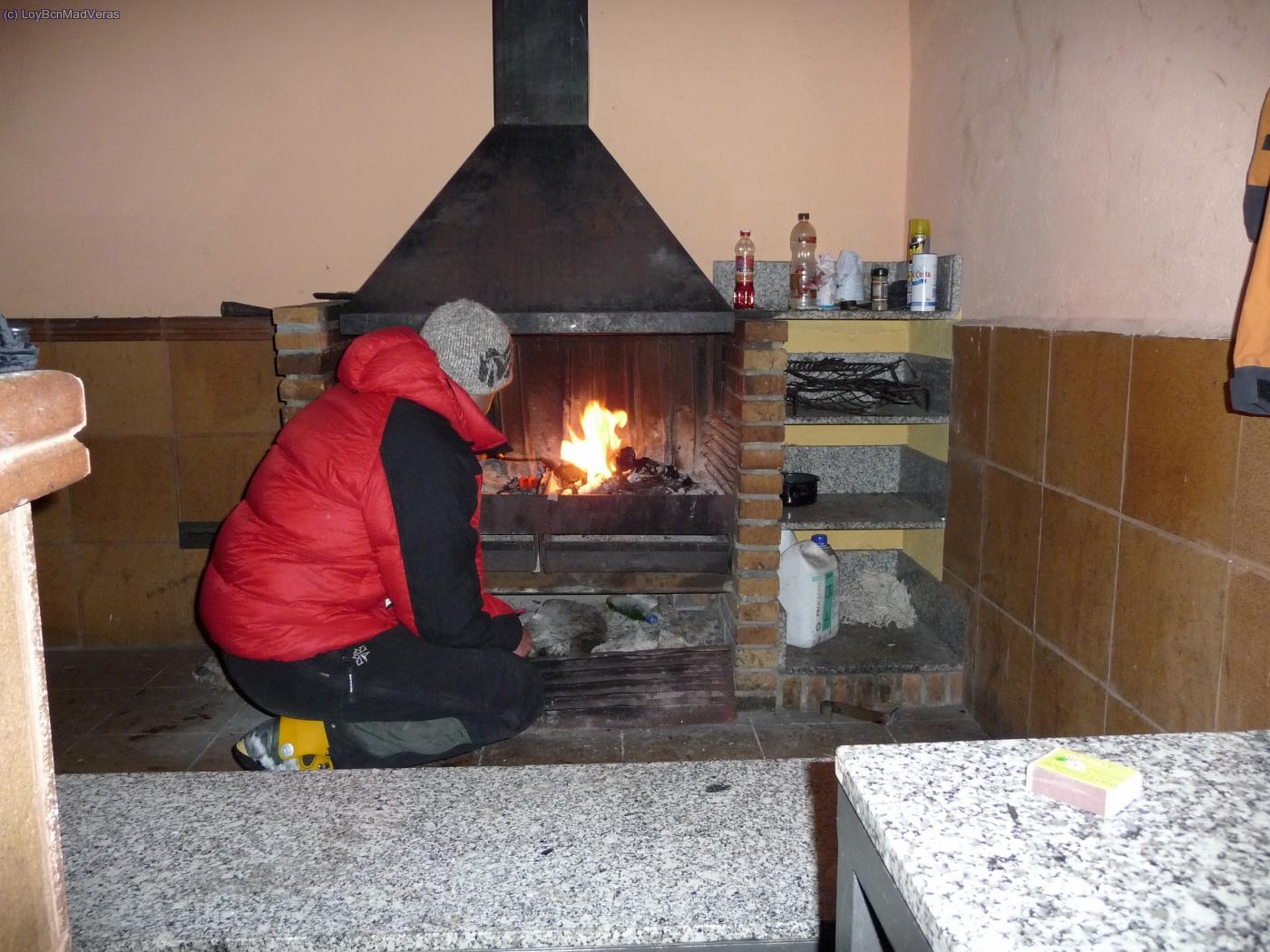 Madveras delante de la chimenea