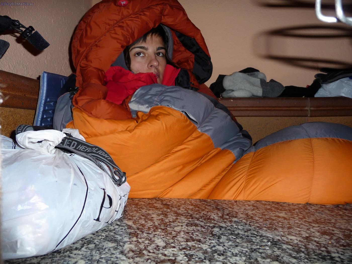 Alba bien tapadita con el saco, esperando para cenar