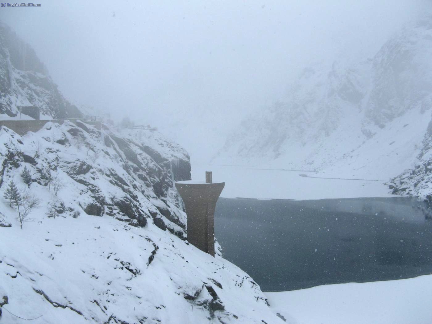Embalse se Solcem. Justo al lado de este "pirulo" se forman tambi&eacute;n vias cuando las condiciones son buenas