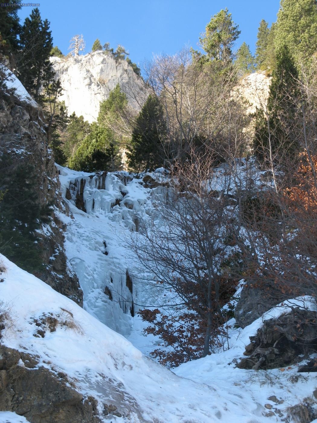 La cascada con un poco m&aacute;s de detalle. La parte central ausente. Escalable por la izquierda y por la derecha