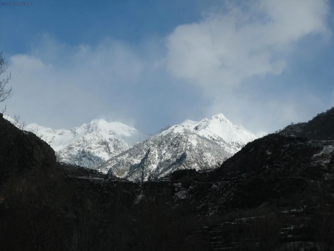 El sabado, llegando ya a Benasque. Hacia sol pero ya se veia que por arriba el viento soplaba con ganas