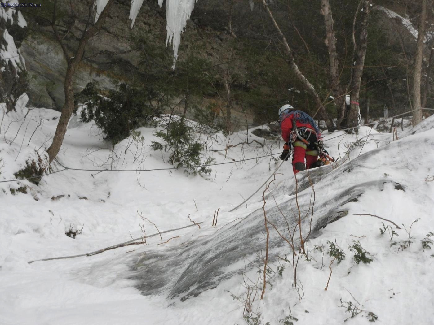 Descenso por &uml;Couloir de descente 1 I&uml; equipado con cable y cuerdas
