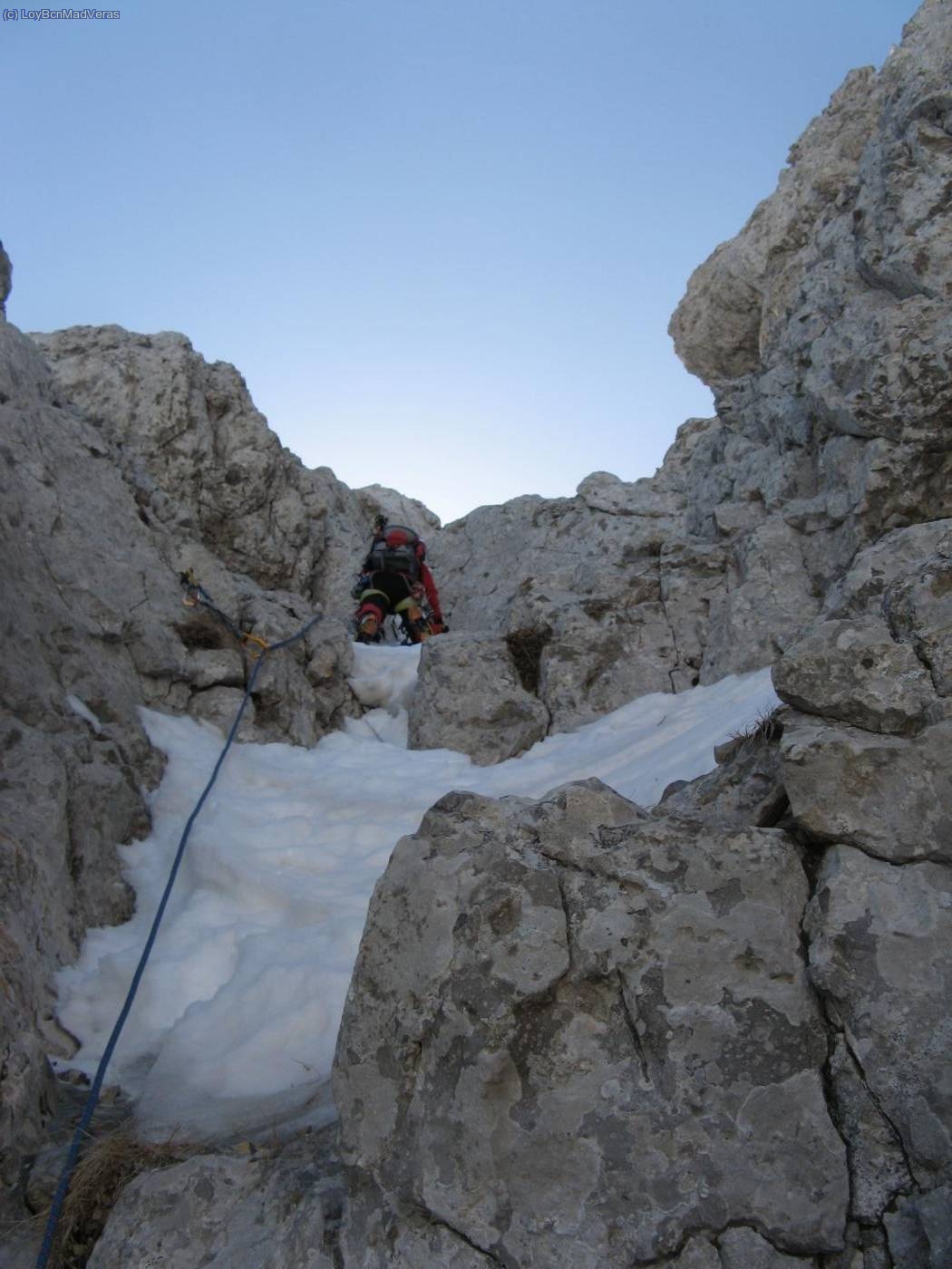 A pie de los resaltes, decidimos progresar encordados