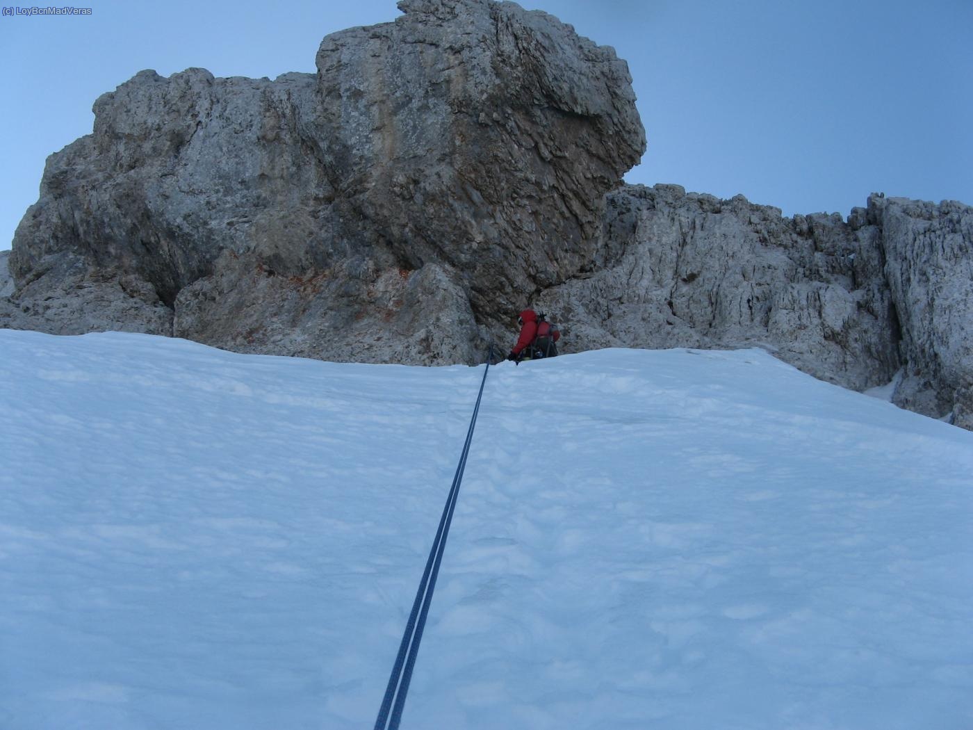 A mitad del corredor debido a la inestabilidad de la nieve, nos vemos obligados a abandonar. montamos un pit&oacute;n para el primer r&aacute;pel