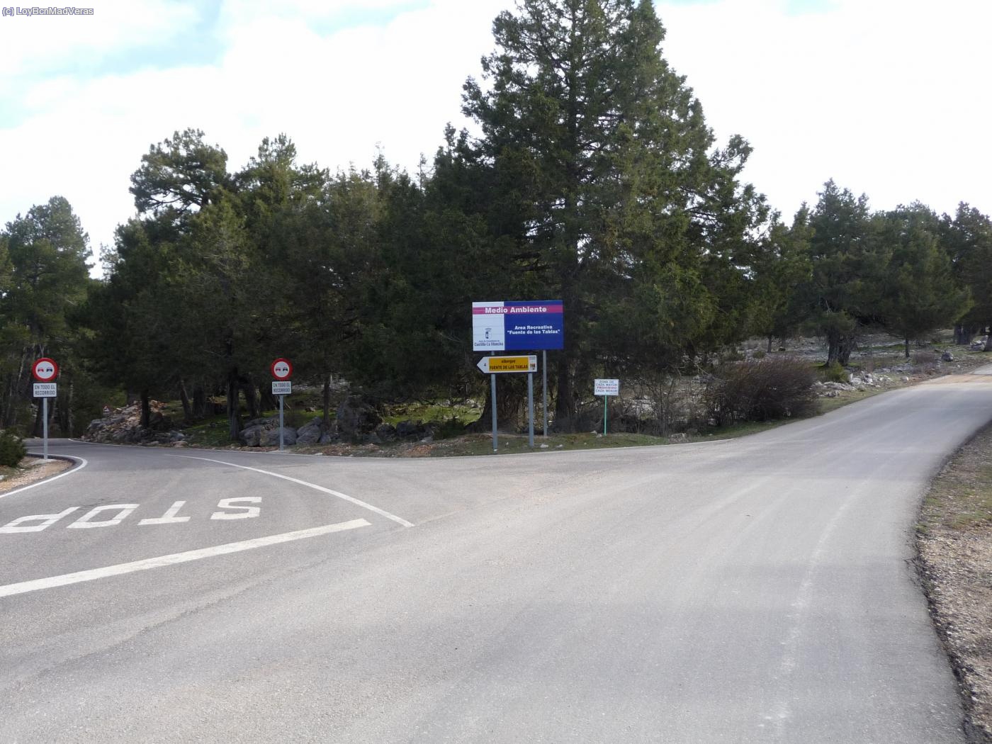 Desv&iacute;o a la izquierda hacia el albergue. Seg&uacute;n la gu&iacute;a del 2007 era un camino y el albergue estaba en construcci&oacute;n. Ya no es un camino... y el albergue est&aacute; en funcionamiento.