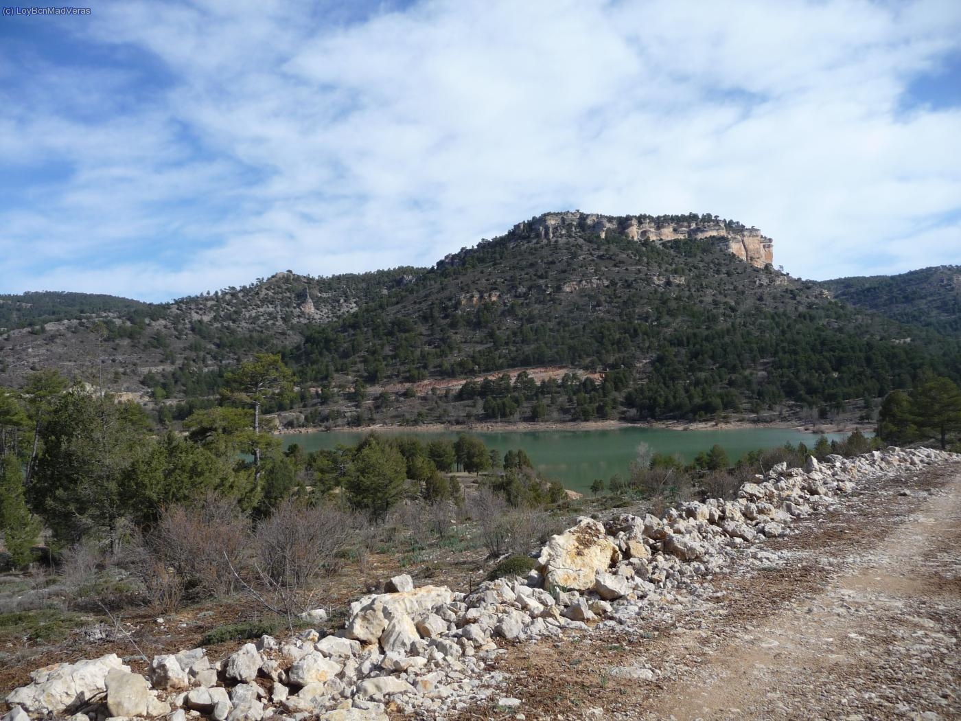 Hay varios desv&iacute;os a la derecha que llegan hasta la orilla del embalse.