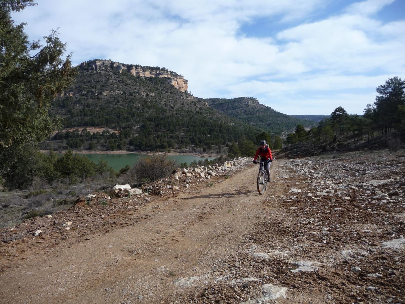 A partir del embalse empieza una subida constante con bastante barro y roderas muy hondas.