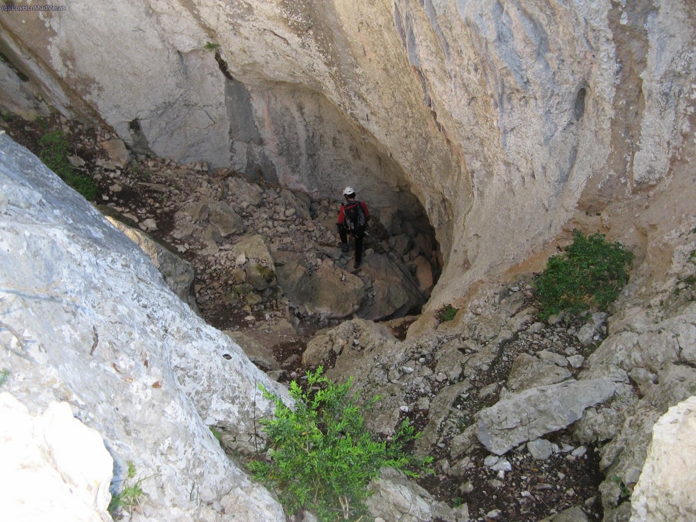 Despues de cruzar la primera parte de la cueva, ascendemos a la izquierda, camino evidente