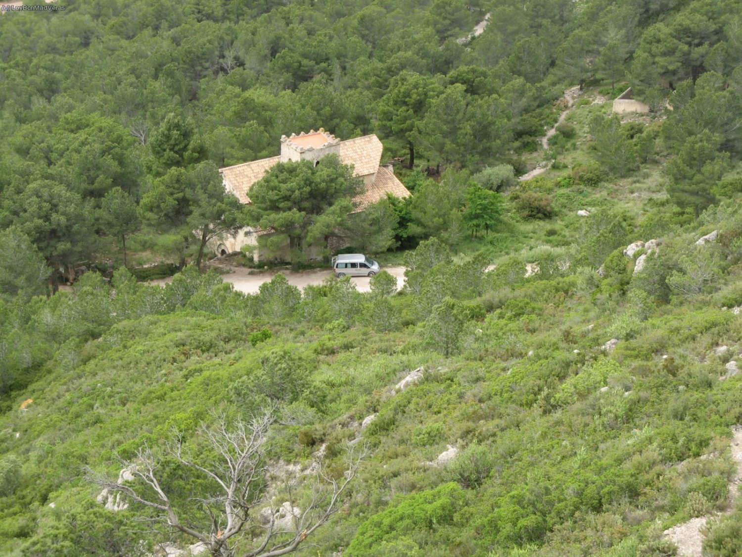 La furgo y la ermita vistas descendiendo por el Cam&iacute; de la Talaia de Montmell