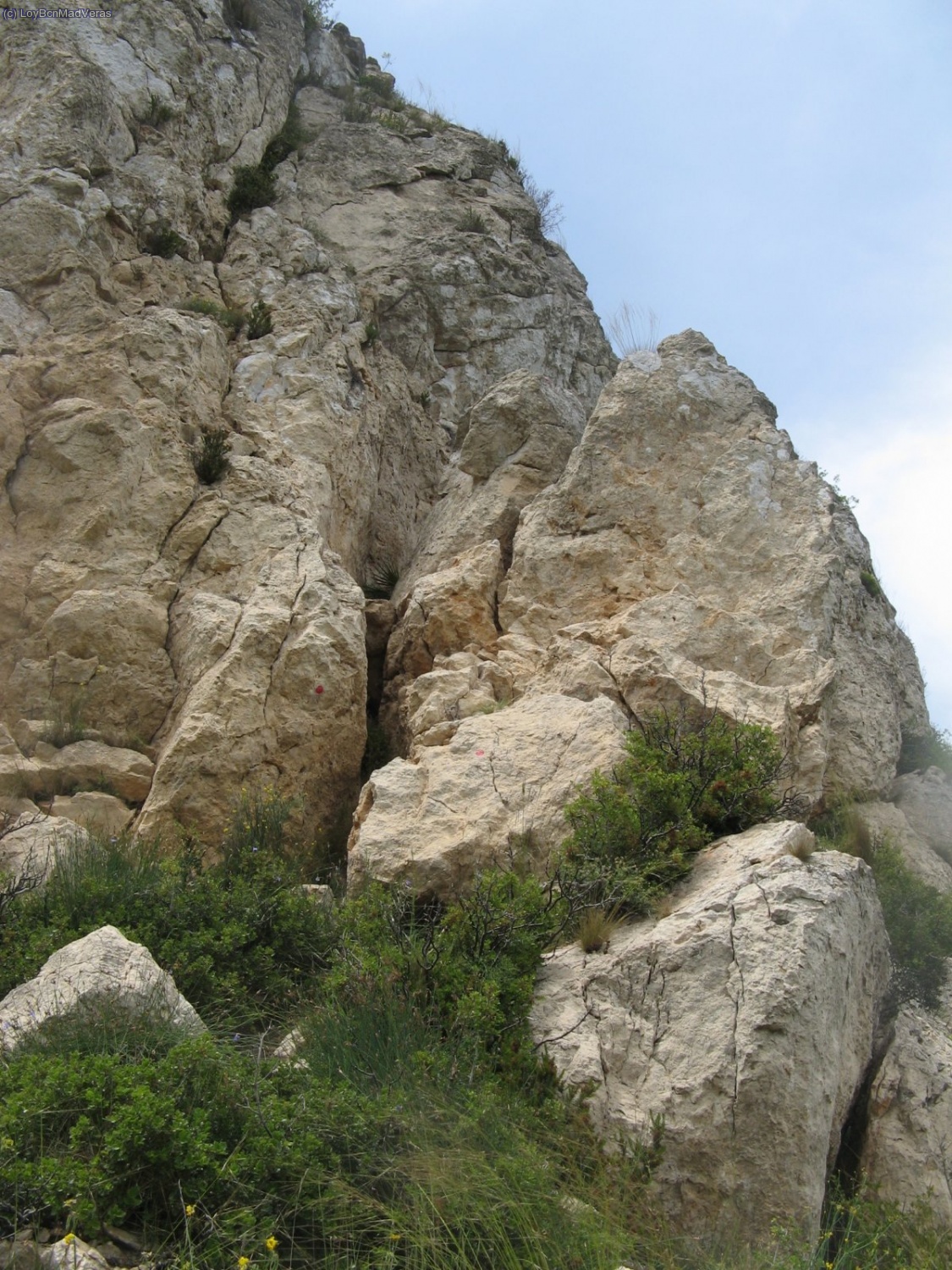 Comienzo de la V&iacute;a Jordana, que es la primera aguja. El resto de ferrata se conoce como Serret dels Avencs (Sierra de las Simas) que b&aacute;sicamente en una senda equipada con algu&uacute;n que otro paso curioso.