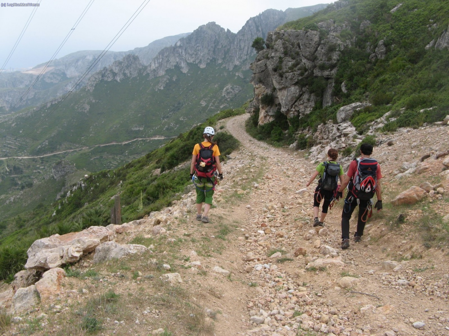 Descenso desde las dos torres el&acute;ctricas.