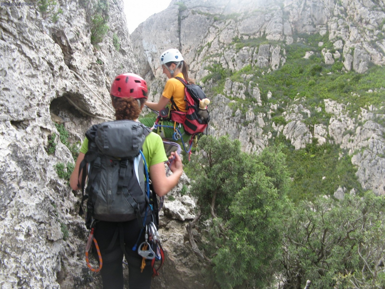 Preparando el r&aacute;pel. Decidimos no continuar, despu&eacute;s del espol&oacute;n Guerrero y la ferrata de Mestral ya no estamos tan frescos para progresar con dificultad increscendo. Otro d&iacute;a ser&aacute; ;)