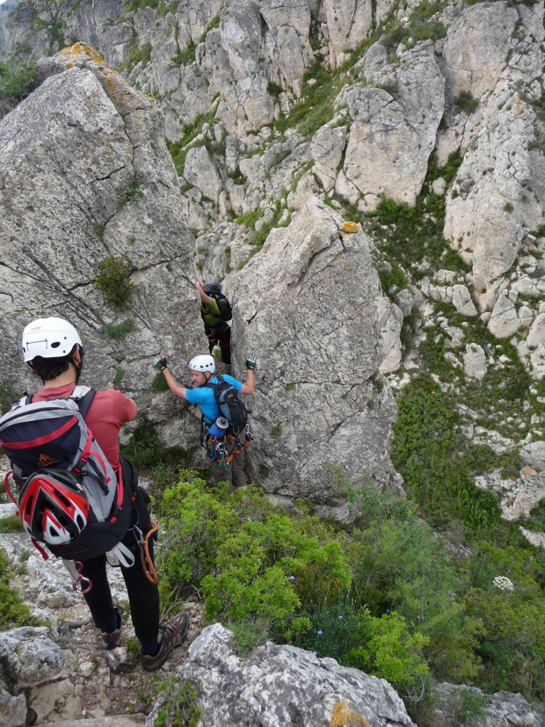 Detr&aacute;s de esa fisura tenemos la instalaci&oacute;n de r&aacute;pel, fin de la V&iacute;a Jordana.