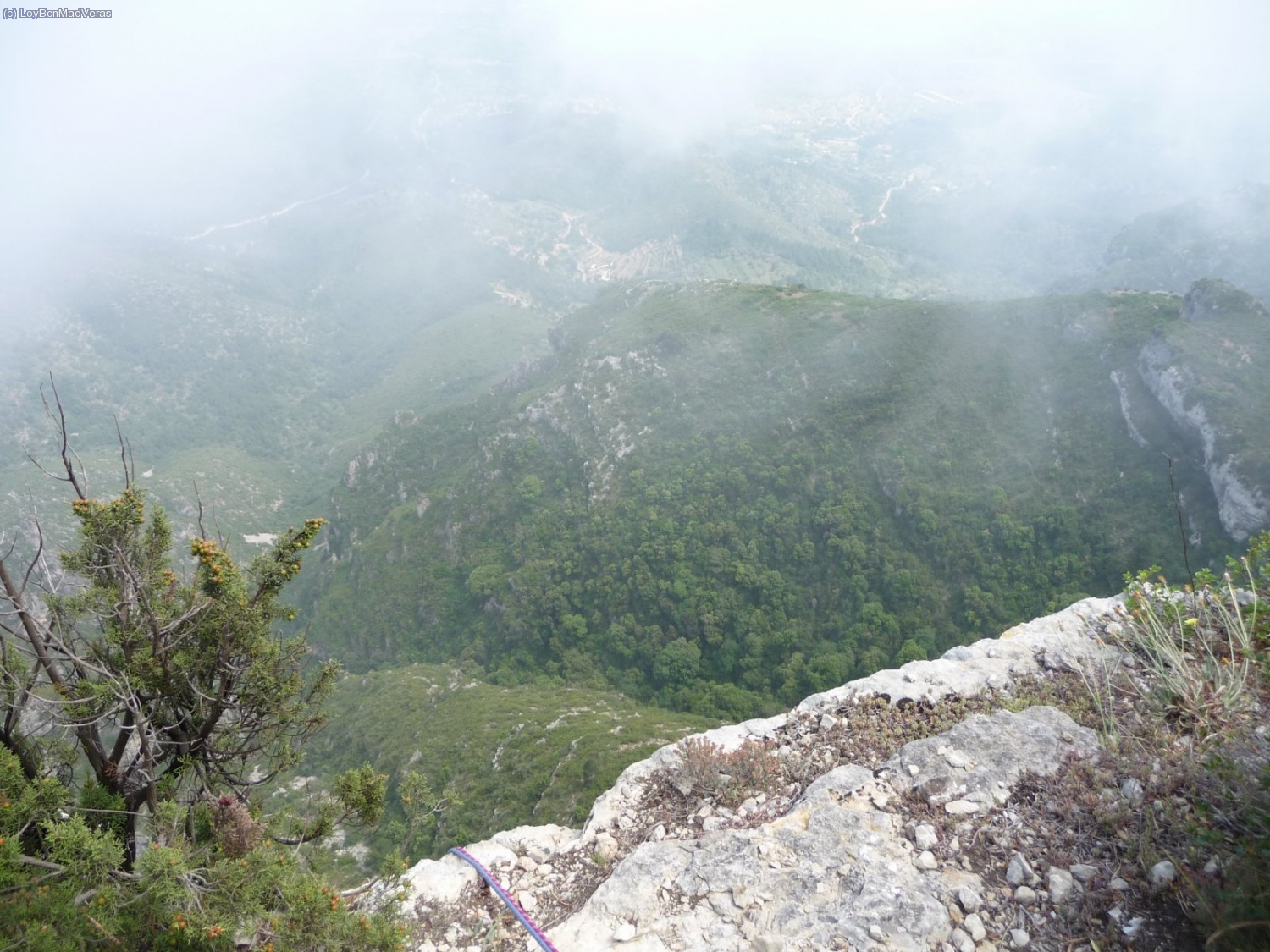 A ratos, la niebla nos deja ver algo.
Por fin encontramos la primera instalaci&oacute;n! Empiezan los r&aacute;peles.