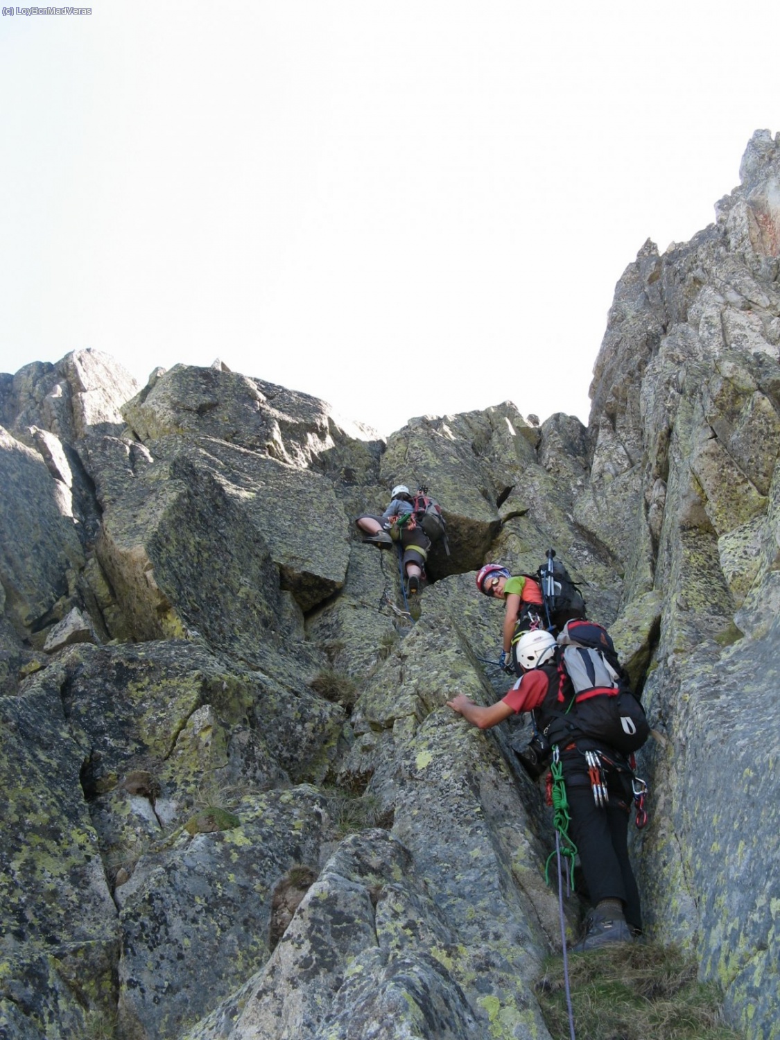 Subimos por una especie de una canal con buenas fisuras