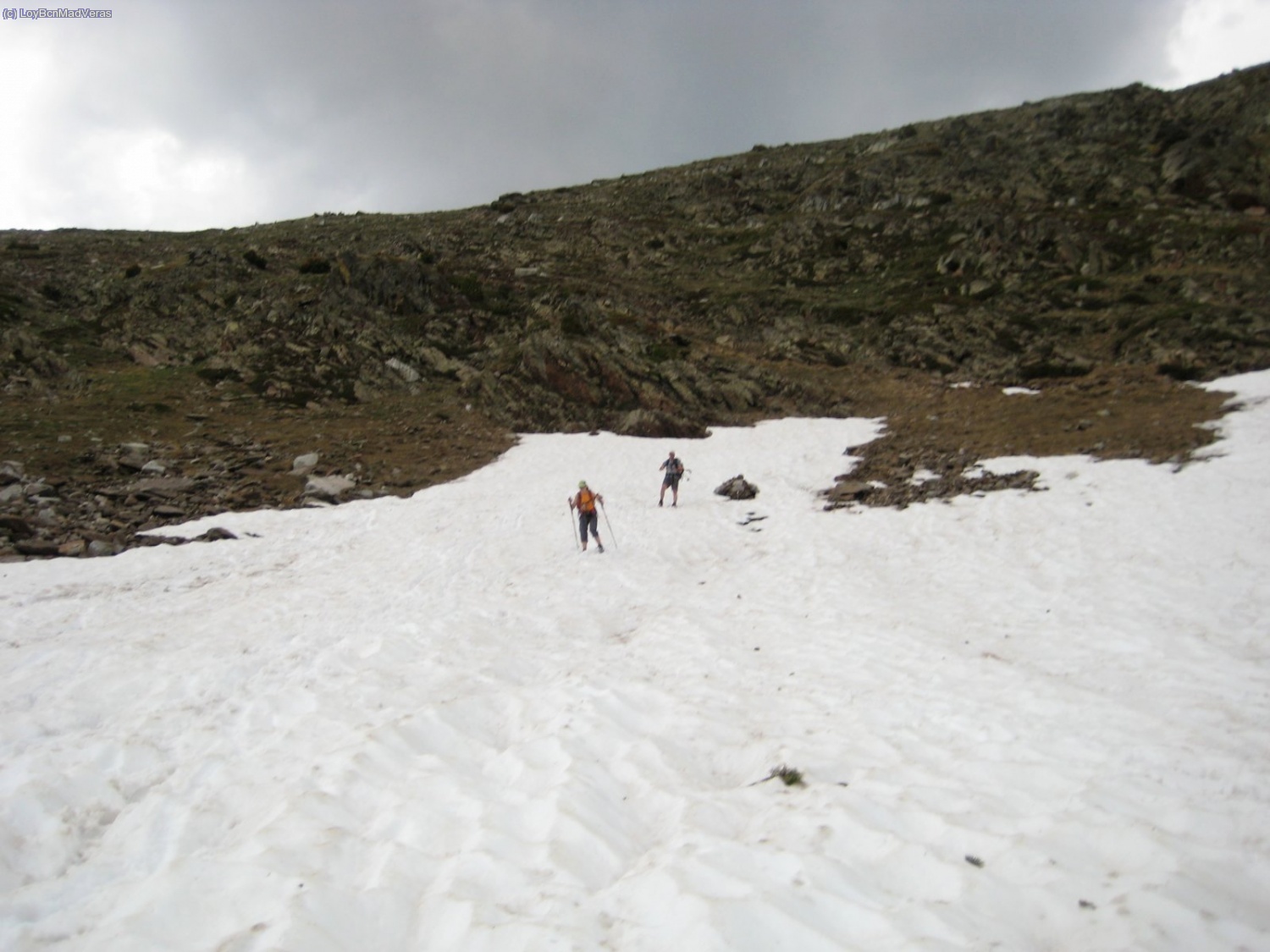Bajando por el único nevero que encontramos