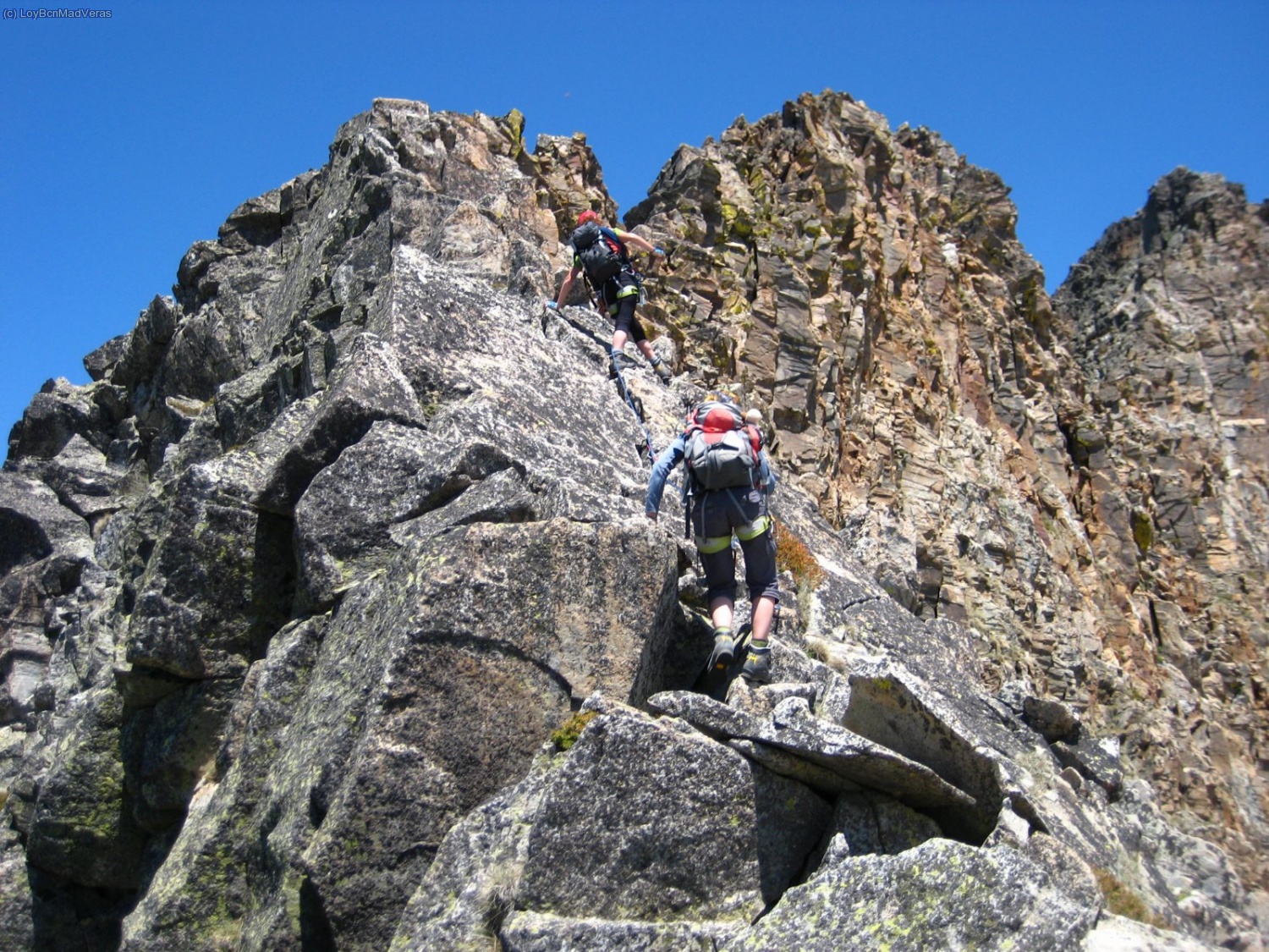 Progresando hacia la cima por pasos ya sin dificultad
