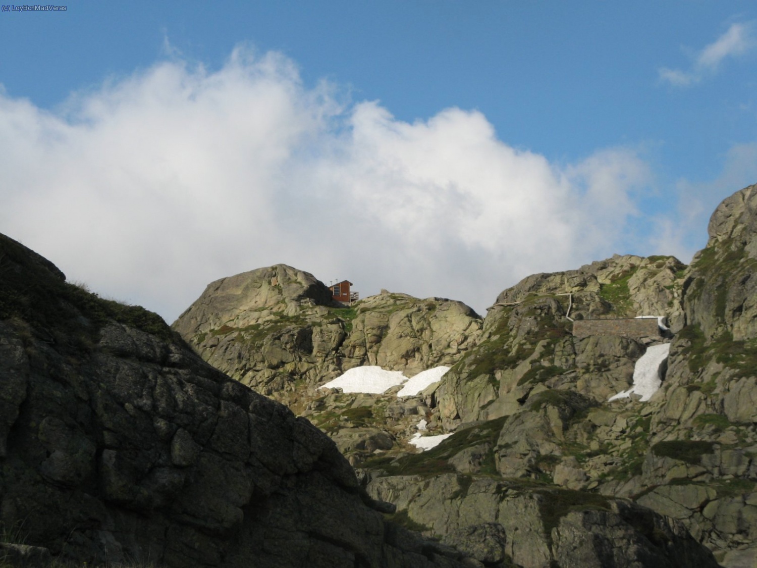 En la subida vemos los nuevos lavabos que han cosntruido al lado del refugio