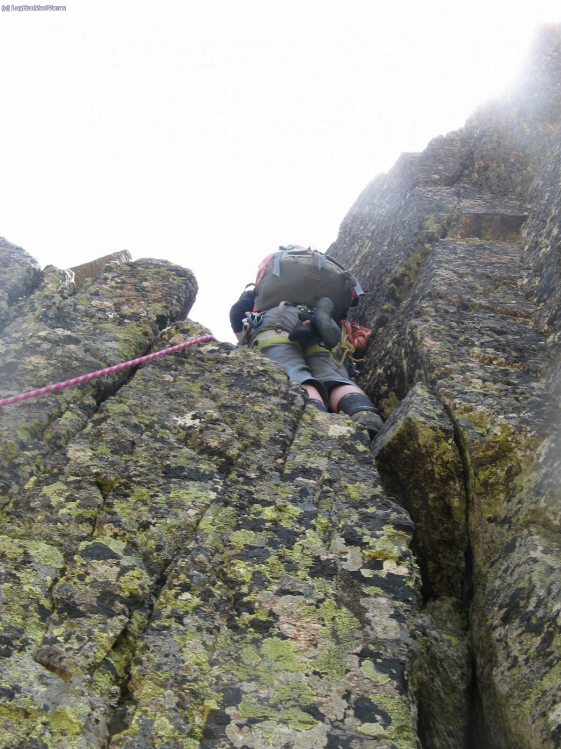 Loybcn subiendo al gendarme, para luego flanquear por debajo del techo que forma el pedrusco en forma de dado (III+ y III)